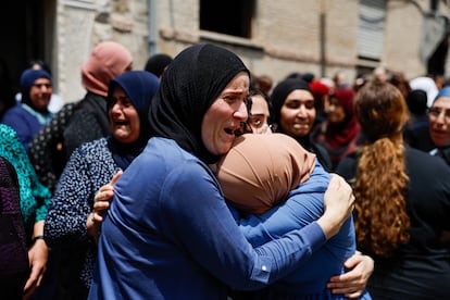 Dos mujeres lloran a sus muertos por los misiles iraníes en Tamra, al norte de Israel, este martes.