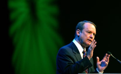 Richard C. Notebaert, que en apenas seis años encadenó la dirección de cuatro grandes empresas de telefonía móvil.