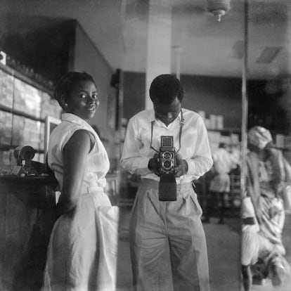 Autorretrato junto a una dependienta del West African Drug Company, 1957.