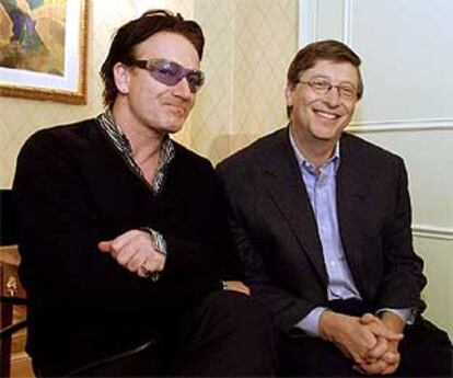 El cantante irlandés Bono y el presidente de Microsoft, Bill Gates, posan juntos en el hotel Waldorf.