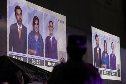 Personas observan el tercer debate presidencial en el Centro Cultural de la Universidad de Tlatelolco, en la Ciudad de México, México, 19 de mayo de 2024.