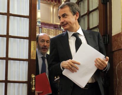 El presidente Zapatero (a la derecha) y el vicepresidente Rubalcaba en el Congreso.