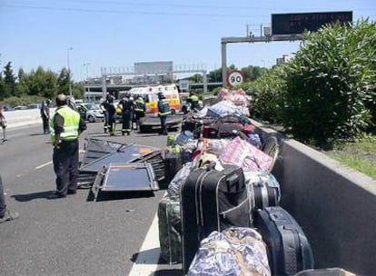 Varias maletas que perdió ayer un autocar en la M-30.