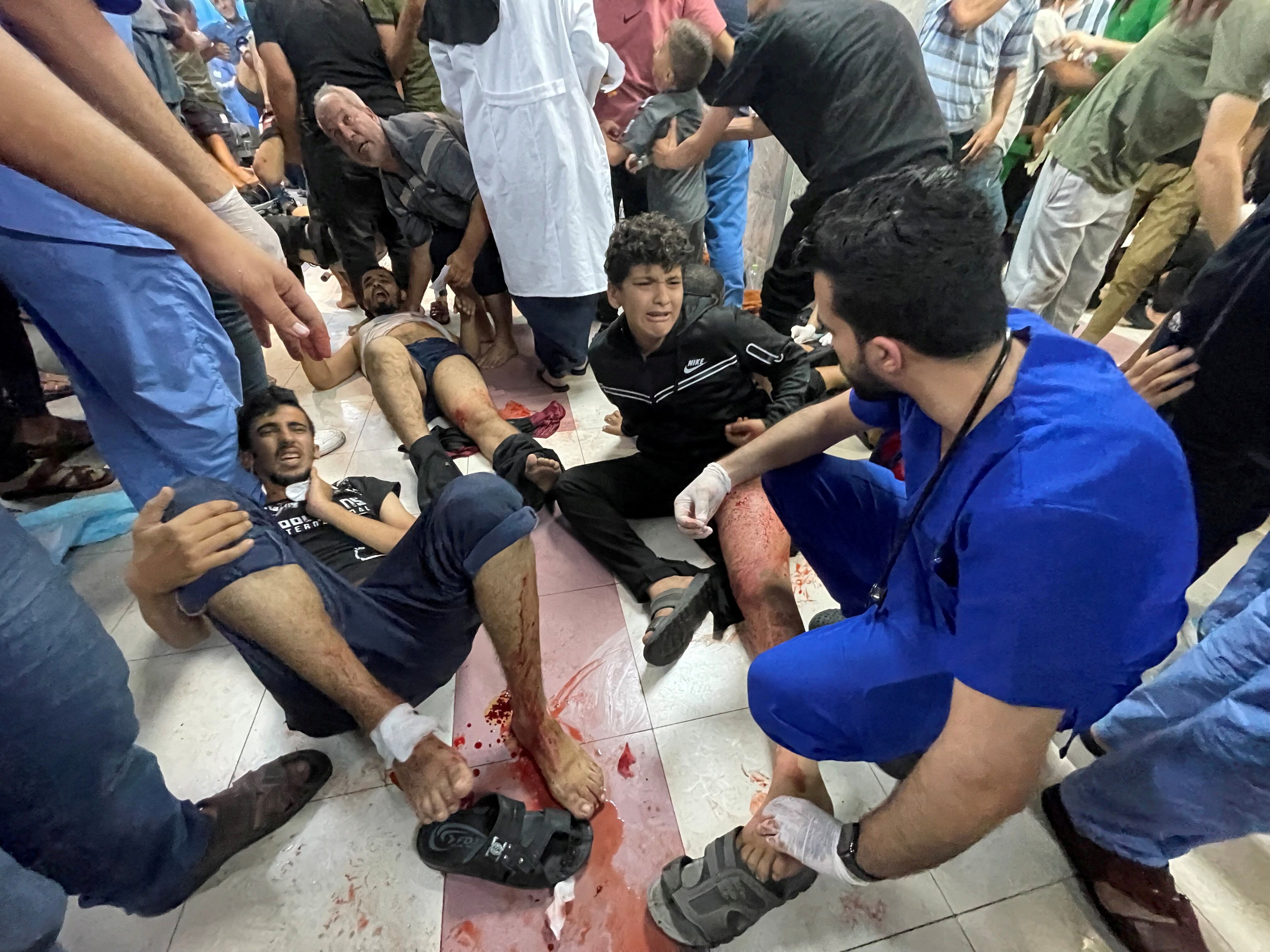 Heridos tras el ataque israelí a una ambulancia junto al hospital Al Shifa en Gaza, este viernes. 