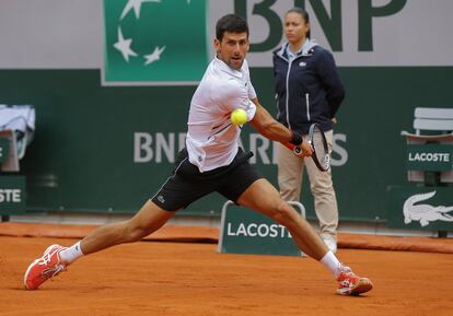 Djokovik se dispone a devolver la pelota de revés.