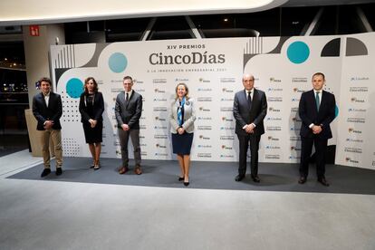 Luis Bardaji, CEO de Truksters; Regla Bejarano, directora de la Fundación Cruzcampo; Francisco Cortés Martínez, director ejecutivo de Sensia; la vicepresidenta primera y ministra de Asuntos Económicos y Transformación Digital, Nadia Calviño; Rafael Mateo, CEO de Acciona Energía y Antón Martínez, director de Enagás Renovable.