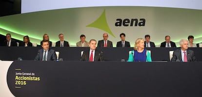 Jos&eacute; Manuel Vargas, presidente de Aena, en el centro en la &uacute;ltima junta de accionistas.