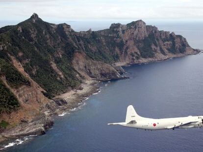 Un avió japonés vuela sobre el disputado archipiélago de las Senkaku/Diaoyu.
