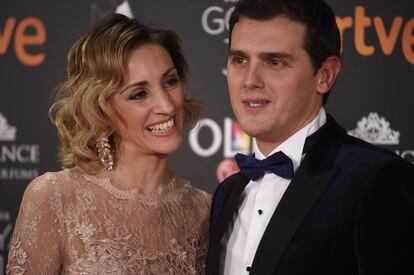 Beatriz Tajuelo y Albert Rivera, en los premios Goya de 2017, en Madrid.