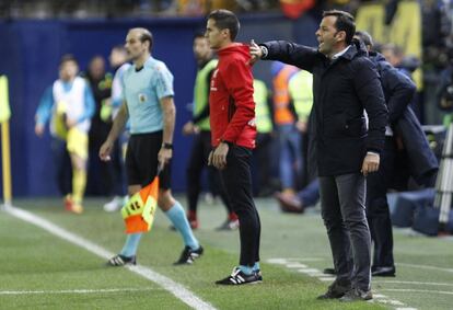 El entrenador del Villarreal, Javi Calleja da instrucciones a sus jugadores en el partido que les enfrenta al FC Barcelona.