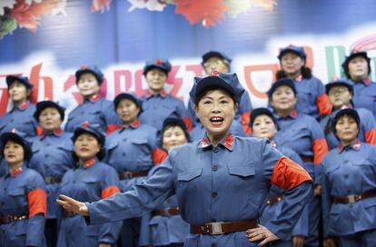 Trabajadoras jubiladas vestidas como soldados del ejrcito rojo cantan canciones revolucionarias durante una actuacin con motivo del 120 aniversario del nacimiento del fundador de la China moderna, el difunto presidente Mao Zedong en Huaibei, provincia de Anhui.