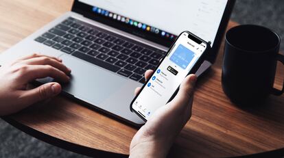 Imagen de un usuario con la app de Revolut.