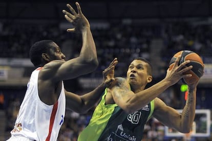 El pívot del Unicaja Rafael Hettsheimeir, a la derecha, intenta lanzar a canasta ante el alero Bryant Dunston.