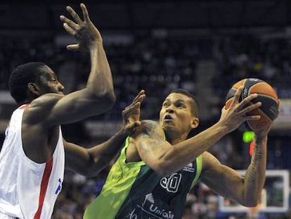 El pívot del Unicaja Rafael Hettsheimeir, a la derecha, intenta lanzar a canasta ante el alero Bryant Dunston.