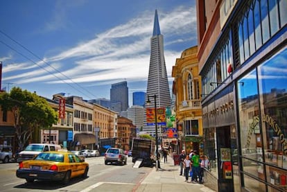 La avenida de Columbus de San Francisco , con la famosa librer&iacute;a City Lights en primer plano y, al fondo, la Pir&aacute;mide Transam&eacute;rica.