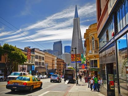 La avenida de Columbus de San Francisco , con la famosa librer&iacute;a City Lights en primer plano y, al fondo, la Pir&aacute;mide Transam&eacute;rica.