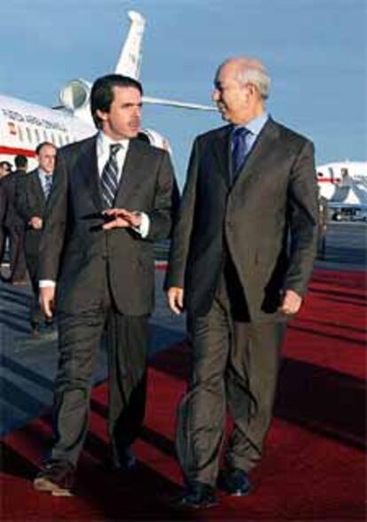 Driss Jettu y José María Aznar, a la llegada de éste al aeropuerto de Marraquech.