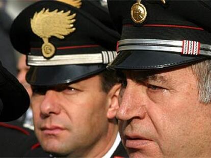Dos <i>carabinieri,</i> durante un acto en memoria de los 19 italianos muertos en Nasiriya celebrado ayer en Nápoles.