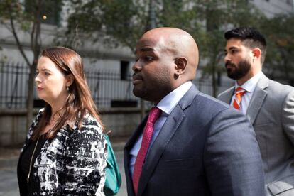 Byron Taylor, un guardia de la cárcel de Rikers Island suspendido de funciones, esta semana llegando al juzgado en Nueva York.