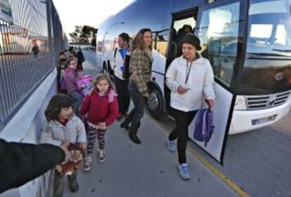 Los niños subiendo al autobús “solidario” y dos madres en el camino al colegio.