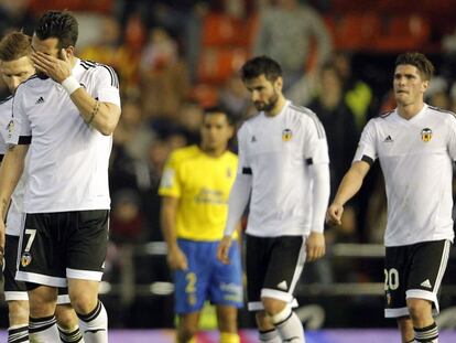 Varios jugadores del Valencia se lamentan al t&eacute;rmino del partido. 
