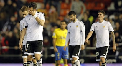 Varios jugadores del Valencia se lamentan al t&eacute;rmino del partido. 