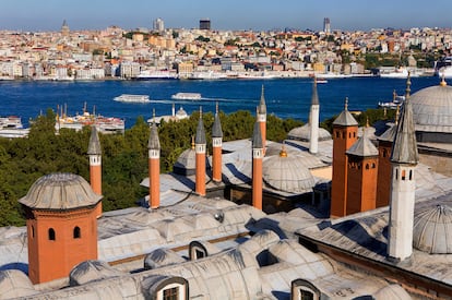 RUTAS PARA EXPLORAR. En tren de Estambul a Sofía. Los trenes nocturnos son cada vez más populares en una Europa concienciada con el cambio climático. El servicio nocturno recién restablecido entre las ciudades de Estambul (Turquía) y Sofía parte de allí donde Europa y Asia se encuentran y llega, en un viaje inolvidable de 11 horas, a la capital de Bulgaria. Esta experiencia transfronteriza sale de una de las ciudades más grandes y fascinantes del mundo, se adentra en la Turquía europea, cruza la frontera con Bulgaria y salva varios pasos de montaña antes de llegar a la modesta Sofía. Una noche en el Yatakli Vagon (coche cama) puede ser un viaje en sí mismo. Es un tren que no ofrece servicio de restauración, así que conviene comer antes o llevar algo para tomar a bordo. Lo interesante de la ruta está, sobre todo, al principio y al final. En Estambul la visita básica incluye Santa Sofía, el Gran Bazar, el palacio Topkapi, la Cisterna Basílica, la mezquita Azul, el Museo Arqueológico… y se puede completar con una visita al juvenil barrio de Kadiköv, en la parte asiática, o incluso una excursión en barco por el estrecho del Bósforo hasta los límites del mar Negro. Y todo esto antes de ir a la estación de Sirkeci, donde vale la pena curiosear en la evocadora e histórica terminal del Orient Express. En el tren, una vez cruzada la frontera, podemos seguir adelante o parar unas horas en Plovdiv, la antigua Filipópolis, y enlazar con otros trenes que salen más tarde hacia Sofía, una ciudad subestimada, con una gran catedral neobizantina. Desde allí es fácil enlazar con otras vías férreas que acercan al mundo rural búlgaro o llevan a destinos como Bucarest, Belgrado o Tesalónica.