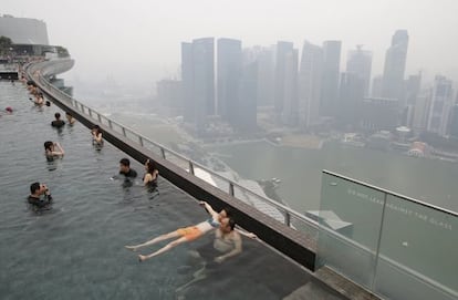 Piscina ao ar livre em um edifício do distrito financeiro de Cingapura, onde as autoridades alertaram para a poluição causada pelos incêndios provocados na vizinha Indonésia.