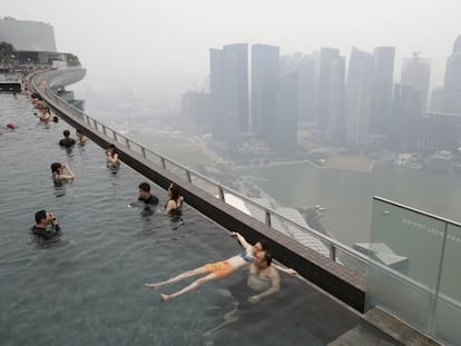 Piscina descubierta en un edificio el distrito financiero de Singapur, donde las autoridades han alertado de la contaminaci&oacute;n que causan los incendios provocados en el vecino Indonesia.