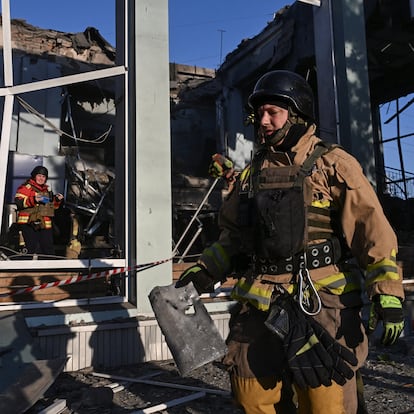Rescuers and police officers work at the site of the Russian air strike, amid Russia's attack on Ukraine, in Zaporizhzhia, Ukraine August 10, 2025. REUTERS/Stringer