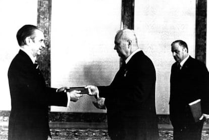 Samaranch, primer embajador español en la URSS, y el vicepresidente del Parlamento, Ivan Poliatov, en 1977.