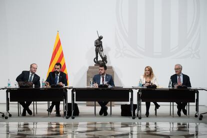 (I-D) El secretario de Empresa y Competitividad de la Generalitat de Catalunya, Albert Castellanos, el conseller de Empresa y Trabajo, Roger Torrent, el presidente de la Generalitat de Catalunya, Pere Aragonès, la consellera de Economía, Natàlia Mas, y el secretario de Asuntos Económicos y Fondos Europeos, Miquel Puig.