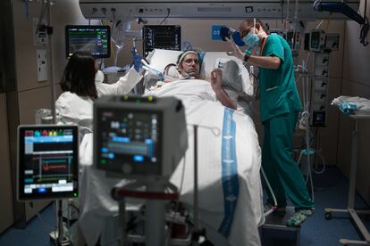 Atención a un paciente en el Hospital Vall D'Hebron de Barcelona, este mes.