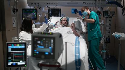 Atención a un paciente en el Hospital Vall D'Hebron de Barcelona, este mes.