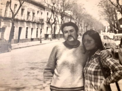 Paco Acosta y Luz María Rodríguez, en febrero de 1975 en Sevilla, poco después de que él saliera de la cárcel.