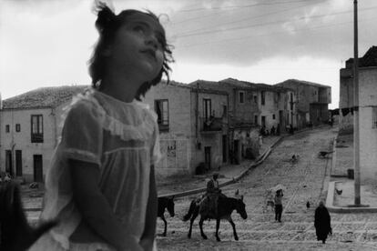 Calle principal de Corleone, en Sicilia. Fotografía tomada en 1959 por el chileno Sergio Larrain.