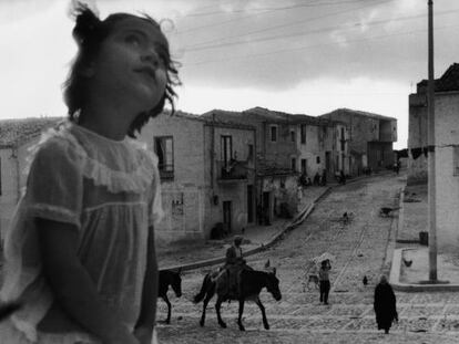 Calle principal de Corleone, en Sicilia. Fotografía tomada en 1959 por el chileno Sergio Larrain.