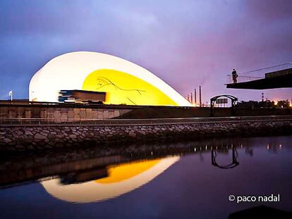 Cae la noche sobre el Niemeyer de Avilés