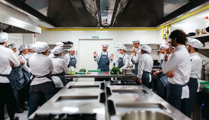 Una clase de Madrid Culinary Campus perteneciente al Grado en Gastronomía e Innovación Culinaria.