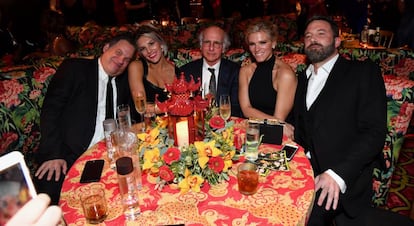 Ben Affleck y Lindsay Shookus (ambos a la derecha) tras los premios Emmy.