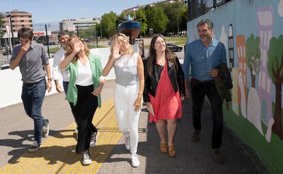 Desde la izquierda, el ministro de Cultura, Ernest Urtasun; el candidato de Sumar en A Coruña, Juan Díaz Villoslada; la cabeza de lista de Sumar a las elecciones europeas, Estrella Galán; la vicepresidenta segunda y ministra de Trabajo y Economía Social, Yolanda Díaz; la portavoz de Sumar en Vigo, Gloria Alonso, y el cabeza de lista de Sumar Galicia por Pontevedra, Ramón Sarmiento, a su llegada a un acto de Sumar, en el Colegio Público Illas Cíes, el 25 de mayo en Vigo (Pontevedra).