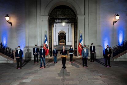 O presidente Piñera anuncia seu projeto de adiamento das eleições, neste domingo, no Palácio de La Moneda, em Santiago.