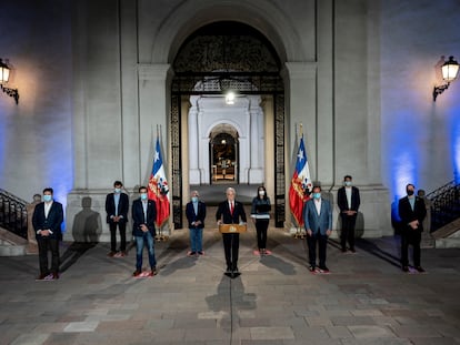 O presidente Piñera anuncia seu projeto de adiamento das eleições, neste domingo, no Palácio de La Moneda, em Santiago.