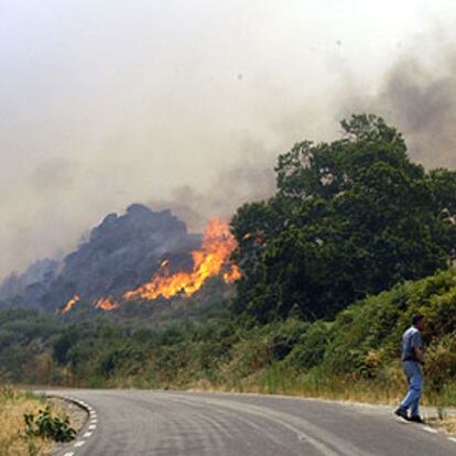 Incendio en la localidad cacereña de Valencia de Alcántara.