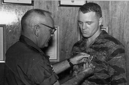 Bo Gritz recebe uma de suas medalhas pela coragem em combate. Entre as coisas que fez quando se aposentou estava organizar milícias com este lema: “indivíduos especialmente preparados para situações-chave”.