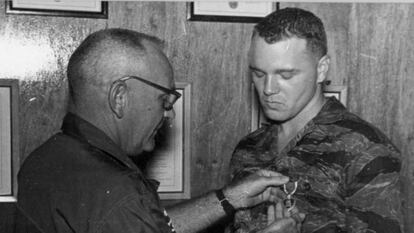 Bo Gritz recebe uma de suas medalhas pela coragem em combate. Entre as coisas que fez quando se aposentou estava organizar milícias com este lema: “indivíduos especialmente preparados para situações-chave”.