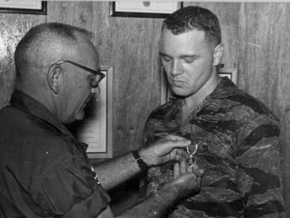 Bo Gritz recebe uma de suas medalhas pela coragem em combate. Entre as coisas que fez quando se aposentou estava organizar milícias com este lema: “indivíduos especialmente preparados para situações-chave”.