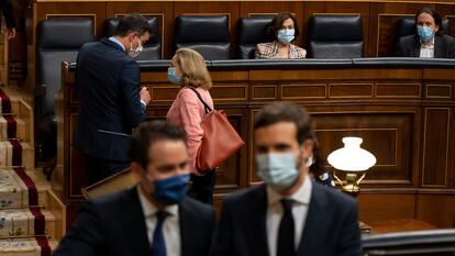 El presidente del PP, Pablo Casado, frente al presidente del Gobierno, Pedro Sánchez , y la ministra de Economía, Nadia Calviño, en el Congreso de los Diputados en junio de 2020.