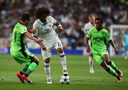Marcelo (c) del Real Madrid presionado por jugadores del Sporting.