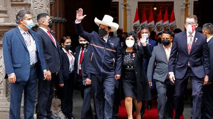 O presidente do Peru, Pedro Castillo, chega ao Congresso de mãos dadas com a esposa, Lilia Paredes, para jurar o cargo na quarta-feira. Em vídeo, Castillo designa um radical da esquerda peruana como primeiro-ministro.